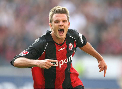 守者往往更 守者往往更